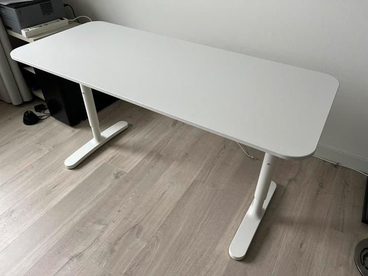 IKEA Bekant bureau 140x60 wit, Huis en Inrichting, Bureaus, Zo goed als nieuw, In hoogte verstelbaar, Ophalen