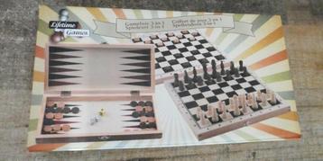 Backgammon + schaakspel + dammen in houten kistje in doos. beschikbaar voor biedingen