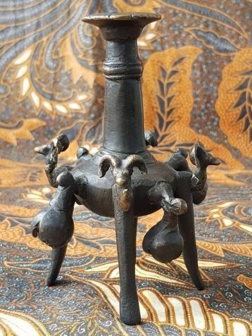 Prachtige antieke kohlhouder met ramskoppen en bellen 14 cm. beschikbaar voor biedingen