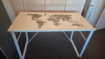 Bureau met glazenplaat met wereldkaart 120x60cm beschikbaar voor biedingen