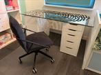 IKEA bureau + stoel - Glasplaat steunend op twee kastjes., Huis en Inrichting, Bureaus, Ophalen, Zo goed als nieuw