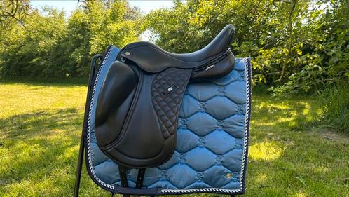 MacRider dressuurzadel - 17,5” - boom L verstelbaar, Dieren en Toebehoren, Paarden en Pony's | Zadels, Zo goed als nieuw, Dressuur
