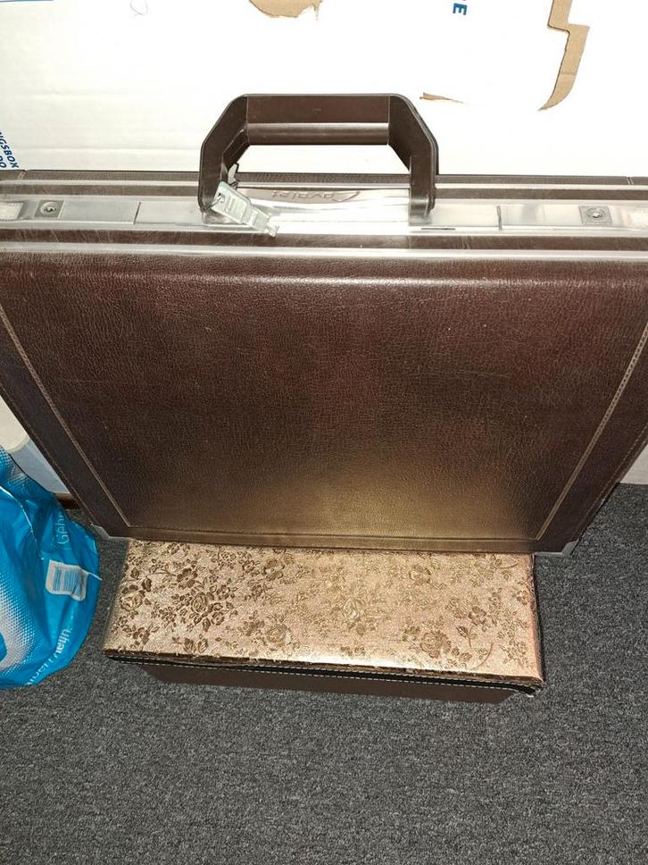 DONKERBRUINE ATTACHE KOFFER MET SLEUTELS MERK CAVALET ZGAN., Sieraden, Tassen en Uiterlijk, Koffers, Zo goed als nieuw, Minder dan 50 cm