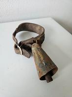 Antieke koeienbel met lederen riem, Antiek en Kunst, Curiosa en Brocante, Ophalen of Verzenden