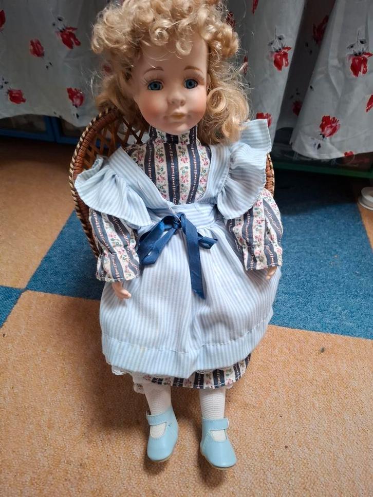 Antieke Porseleinen Pop met Blauwe Ogen, Verzamelen, Poppen, Gebruikt, Pop, Ophalen of Verzenden