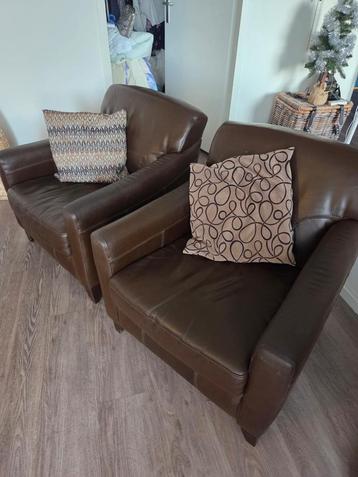 Twee lederen fauteuils beschikbaar voor biedingen