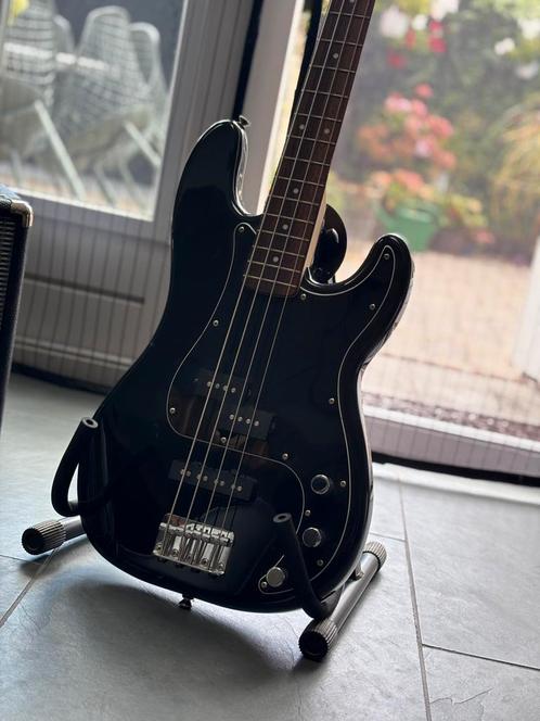 Squier P-Bass met Fender versterker - Complete Set, Muziek en Instrumenten, Snaarinstrumenten | Gitaren | Bas, Gebruikt, Elektrisch