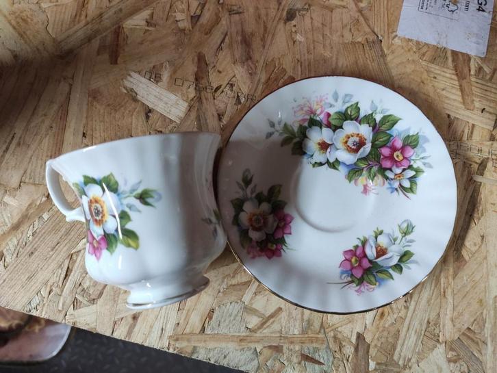 Kop en schotel Royal Albert Summertimes Series. WD-18., Antiek en Kunst, Antiek | Porselein, Ophalen of Verzenden