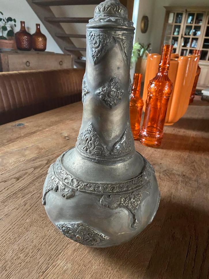 Vaas van metaalmet gedetailleerde versieringen, Antiek en Kunst, Antiek | Koper en Brons, Brons, Ophalen of Verzenden