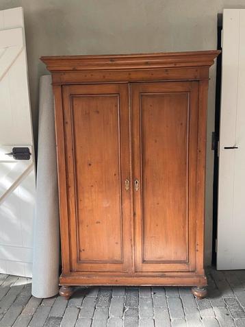 Brocante Houten Kast gratis af te halen beschikbaar voor biedingen
