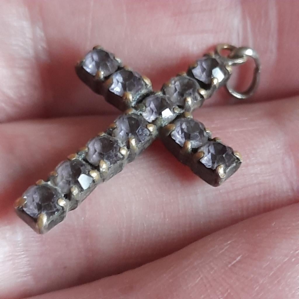 Roomd Katholiek Kruisje Crucifix met Amethistkleurige Strass