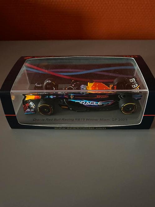 Max Verstappen RB19 2023 Miami GP, Verzamelen, Automerken, Motoren en Formule 1, Zo goed als nieuw, Formule 1, Ophalen of Verzenden