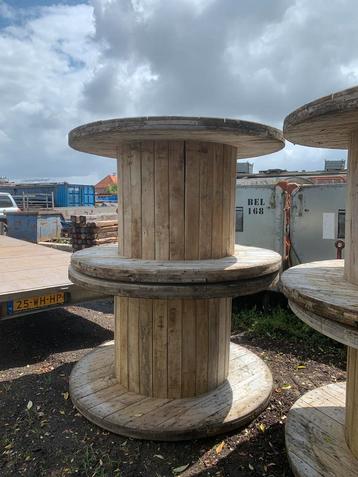 Houten haspel, tuinmeubel, tafel beschikbaar voor biedingen