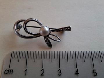 Vintage zilveren broche met parel beschikbaar voor biedingen