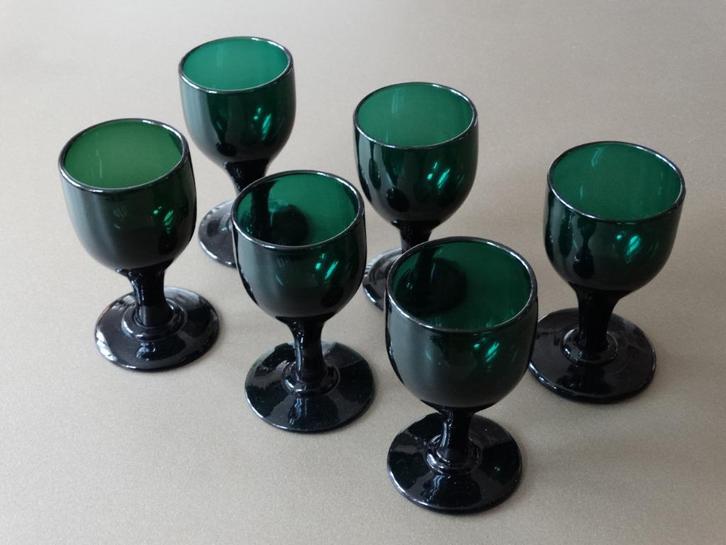 Zes antieke groene glazen, vroeg 19e eeuw, wijnglazen, groen, Antiek en Kunst, Antiek | Glas en Kristal, Ophalen of Verzenden