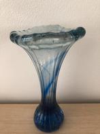Antieke glazen vaas, Huis en Inrichting, 50 tot 75 cm, Blauw, Ophalen of Verzenden, Glas