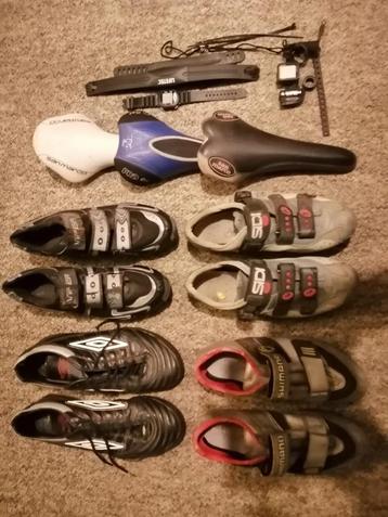  Racefiets schoenen , racefiets zadels, zaalvoetbalschoenen beschikbaar voor biedingen