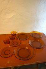 prullaria set van amberkleurige glazen duralexplaten en scha, Glas, Bord(en), Overige stijlen, Gebruikt