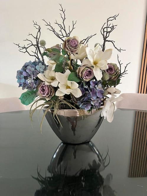 Kunstbloemstuk in zilveren vaas, Huis en Inrichting, Woonaccessoires | Kunstplanten en Kunstbloemen, Nieuw, Binnen, Ophalen