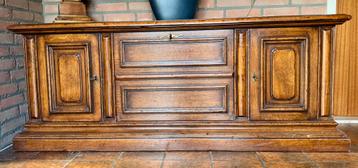 Degelijke kwaliteit houten dressoir beschikbaar voor biedingen