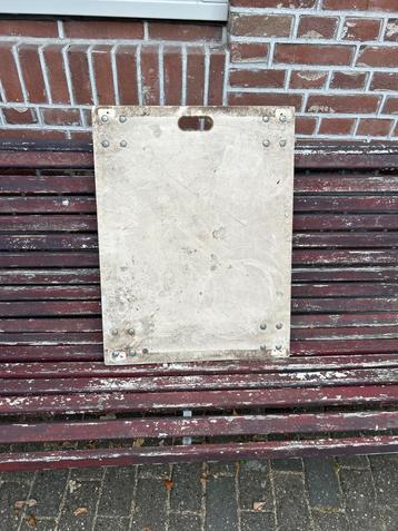 Meubelhondje gebruikt beschikbaar voor biedingen