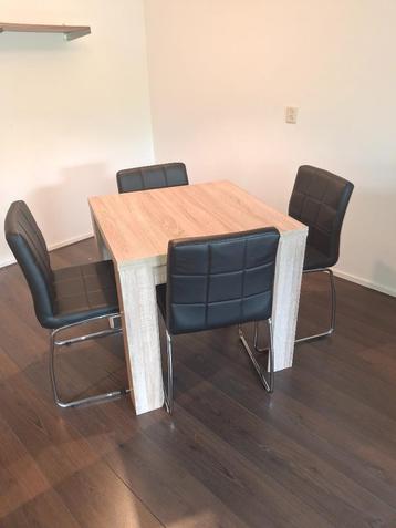 Dining Room Table with Chairs beschikbaar voor biedingen