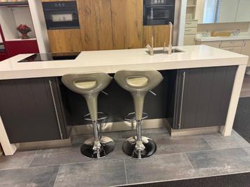 Showroom keuken met kookeiland  beschikbaar voor biedingen