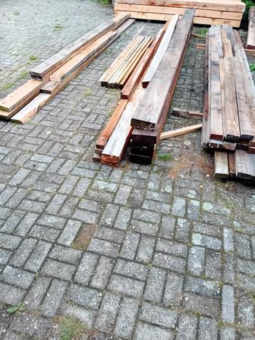 Diverse Douglas balken  /  balkjes. beschikbaar voor biedingen