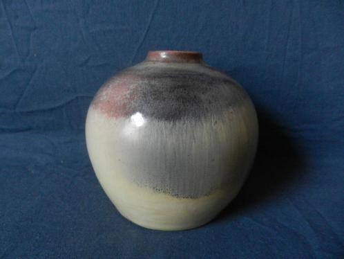 Aardewerk bolvormige vaas Katwijk Klinkenberg h. 12,8 chipje, Antiek en Kunst, Antiek | Keramiek en Aardewerk, Ophalen of Verzenden