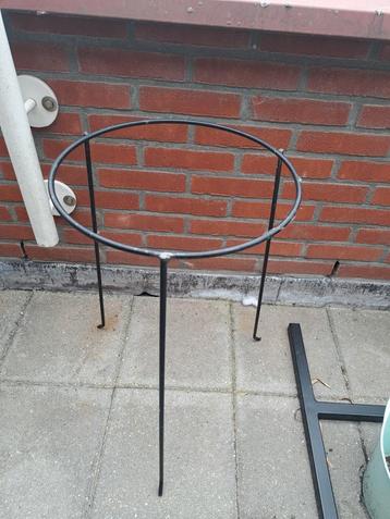 Ijzeren standaard voor hangplant beschikbaar voor biedingen