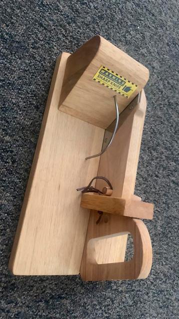 Houten Kaassnijder met Scherp Mes beschikbaar voor biedingen