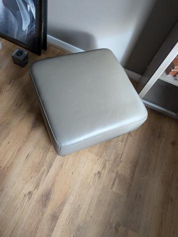 Hocker beschikbaar voor biedingen