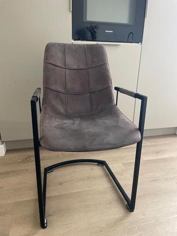 6 eetkamerstoelen, €10,- per stuk