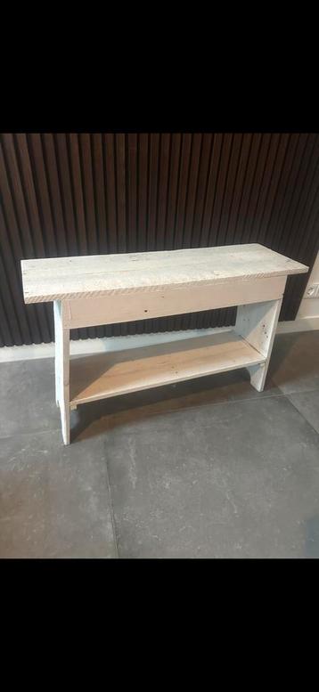 Wit houten bankje beschikbaar voor biedingen