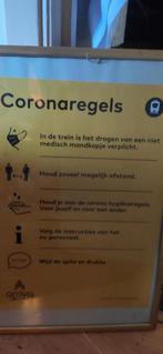 Covid 19 coronaregels poster, Ophalen of Verzenden, Zo goed als nieuw, Rechthoekig Staand, Film en Tv