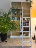 Witte bibliotheek kast met trap, Ophalen, Met plank(en), 100 tot 150 cm, 200 cm of meer