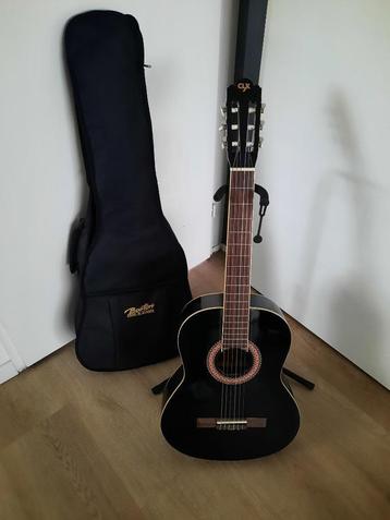 CLX-34 klassieke gitaar van het merk CLX met stander en tas beschikbaar voor biedingen