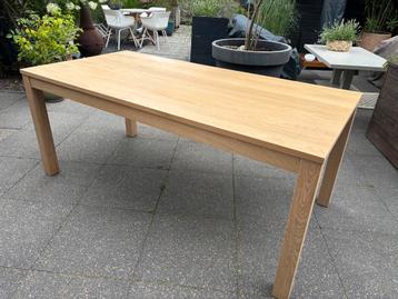 Mooie eettafel licht eiken beschikbaar voor biedingen