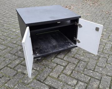 roltafel, robuuste onderkast, zwenkwiel kast, tafelkast beschikbaar voor biedingen