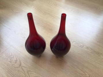 2x IKEA grote vazen mooi rood — mondgeblazen — 31 cm beschikbaar voor biedingen