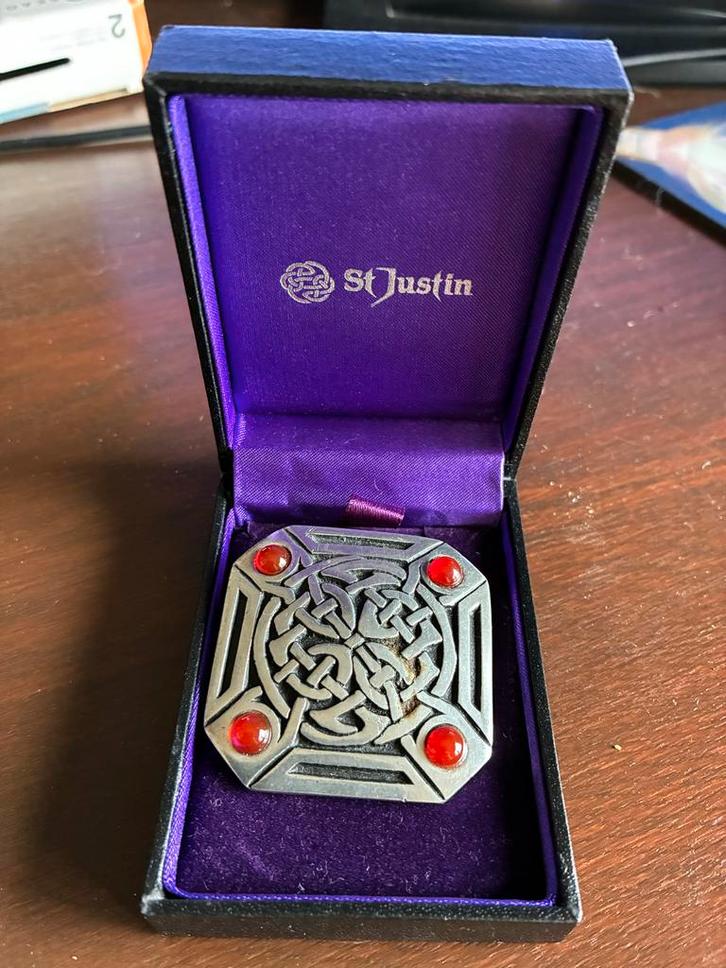 Vintage St Pewter Broche, Sieraden, Tassen en Uiterlijk, Broches, Gebruikt, Overige materialen, 4 tot 7 cm, Met edelsteen, Ophalen of Verzenden