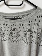 Vero moda shirt grijs met uitgestanste bloemen M grijs, Kleding | Dames, T-shirts, Gedragen, Grijs, Maat 38/40 (M), Ophalen of Verzenden
