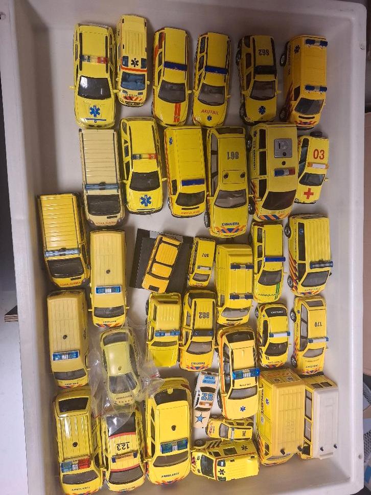 Partij Ambulances Geel, Hobby en Vrije tijd, Modelauto's | Overige schalen, Zo goed als nieuw, Auto, Ophalen of Verzenden