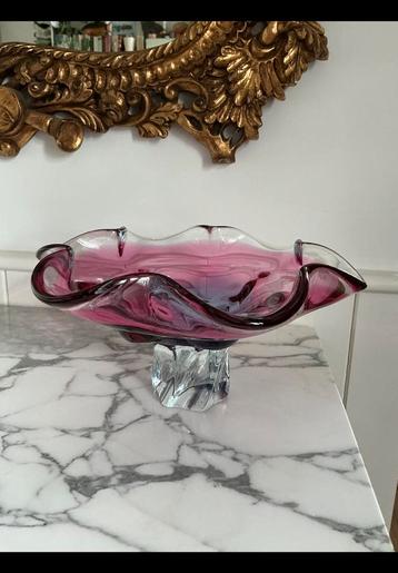 Zware glazen schaal Hospodka voor Chribska. Roze rood, 33 cm beschikbaar voor biedingen