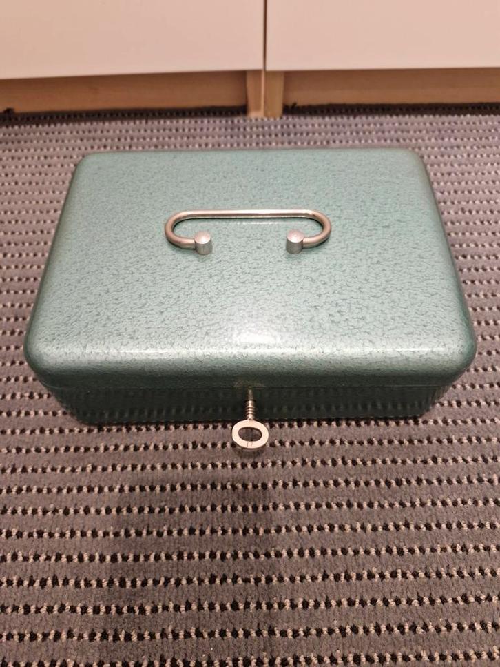 Oud Groen Hamerslag Geldkistje met Sleutel, Huis en Inrichting, Woonaccessoires | Kisten, Ophalen of Verzenden