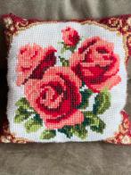 Prachtig vintage retro geborduurd kussen rozen in wol, Huis en Inrichting, Woonaccessoires | Kussens, Ophalen of Verzenden, Zo goed als nieuw