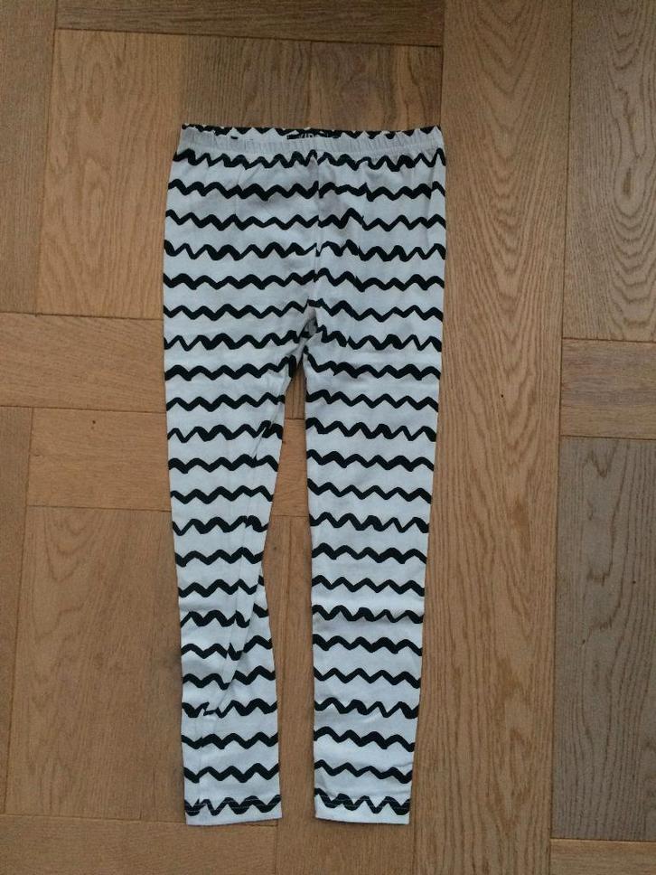 Leuke zgan witte met zwarte zigzag legging EK mt 110/116, Kinderen en Baby's, Kinderkleding | Maat 110, Zo goed als nieuw, Meisje