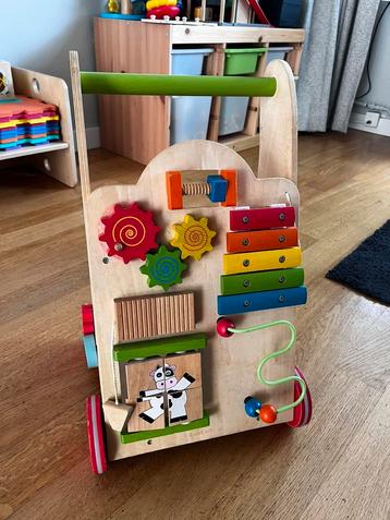 Houten loopwagen beschikbaar voor biedingen
