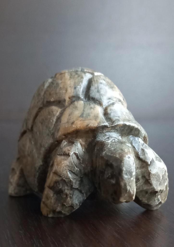 Beeld gesneden schildpad - CARVED STONE FIGURE OF A TURTLE, Antiek en Kunst, Kunst | Beelden en Houtsnijwerken, Ophalen of Verzenden
