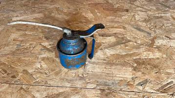 Vintage metalen oliespuit – jaren 50/60 – blauw beschikbaar voor biedingen
